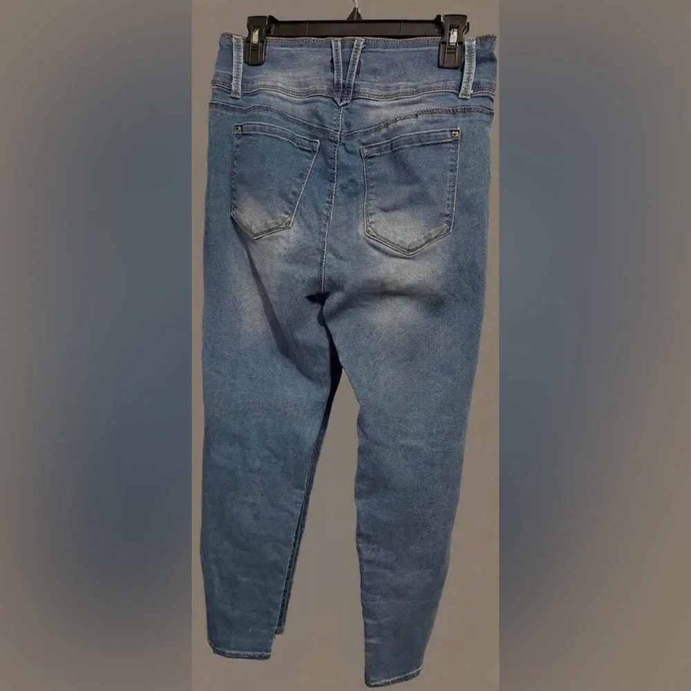 Curve Appeal- High Rise Skinny Jeans w/ Slim Fit and Structured Waistband- 10/30 - Picture 2 of 5